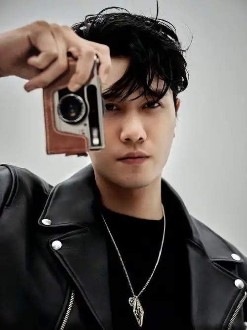 彭冠英生日帅气写真