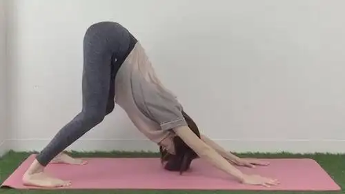 科学的背部拉伸动作,有助于改善腰酸背痛,帮你塑造挺拔的身姿