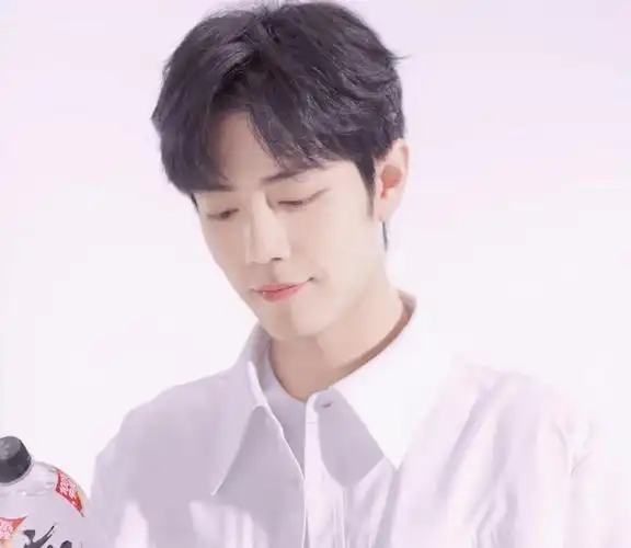 肖战总是不动声色抓住我的喜好,马上就到了喝气泡水一瓶喝不过瘾的