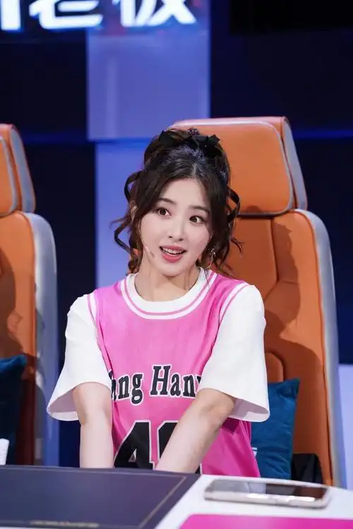 张含韵:阳光般甜美的青春女孩,活力四溢的时尚可爱魅力