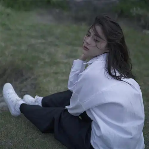 白衬衫户外拍照女生头像图片