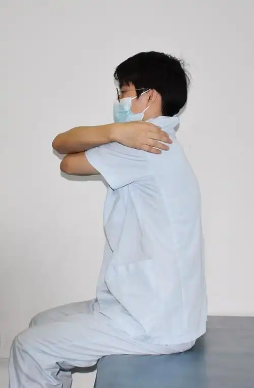 动作三:拉伸斜方肌