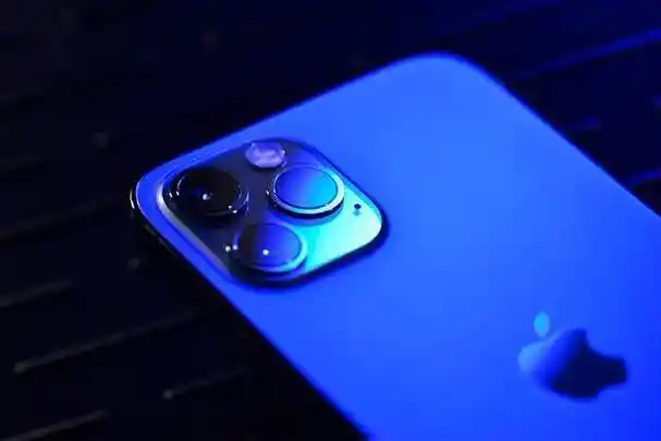 而iphone 12 pro夜景总体是不错的,但不要对着路灯等景物,否则鬼影会