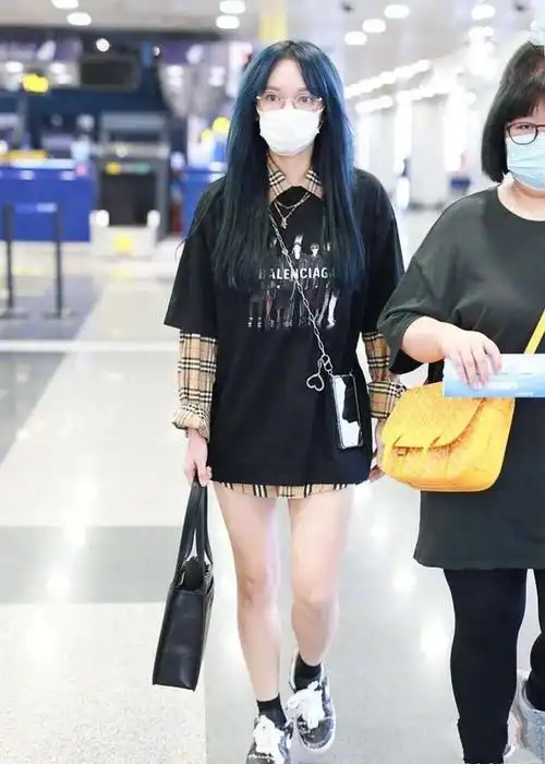 程潇甜酷穿搭亮眼假两件衬衣搭配超短裤下衣失踪秀大长腿