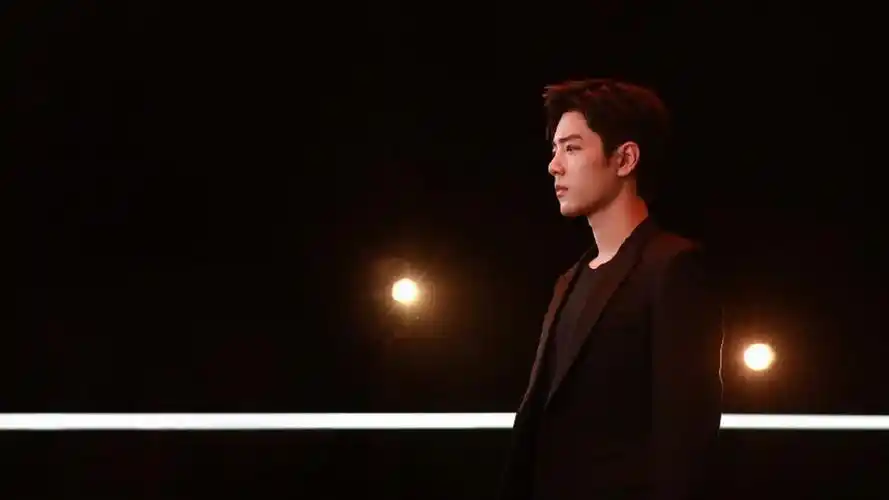 工作室分享肖战光影大片 西装笔挺逆光而立气质出众#有颜有趣