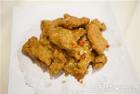 剁椒鱼头: 椒盐肉排: 上汤时蔬: 醋溜木须: 蜜汁鸡翅: 炸虾片: 老粉肠