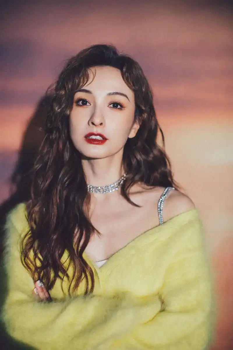 吴昕亮黄毛衣港风卷发写真图片19