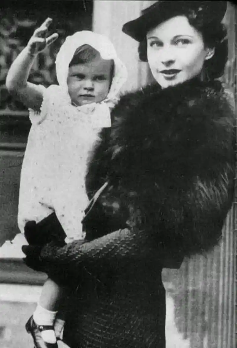 gif创作人# 费雯丽女儿苏珊娜整容式衰老,年轻的时候容貌不及母亲的