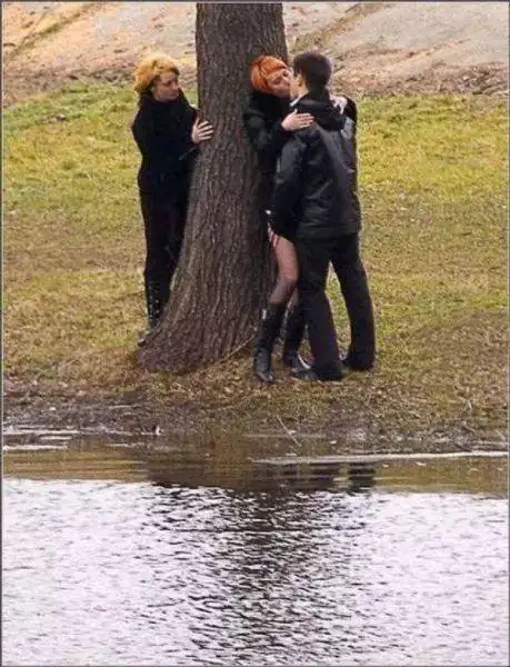 秀恩爱属于虐狗行为,单身狗也是狗,不要把狗身凉着了,记得互相取暖.