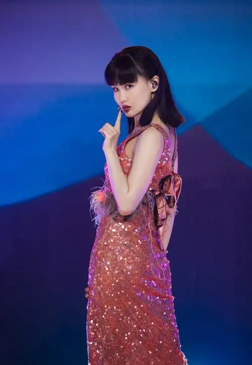 > 黄龄《乘风破浪的姐姐》第一期剧照图片(2/4)