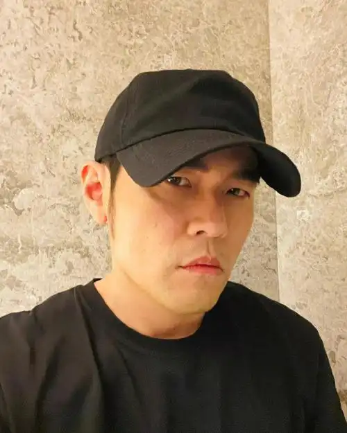 周杰伦ins晒鸭舌帽自拍