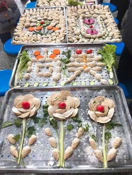 教师们精心摆盘的饺子▼