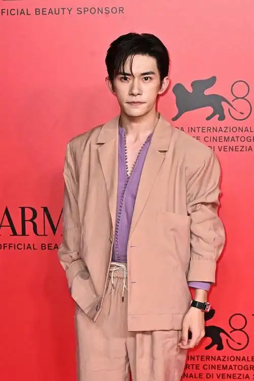 易烊千玺威尼斯电影节生图,这骨相怎么样?