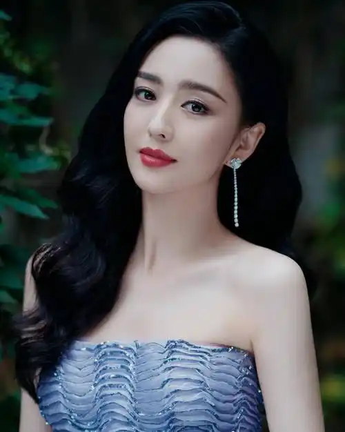 佟丽娅金鸡奖造型_庭院_绿荫_都有新