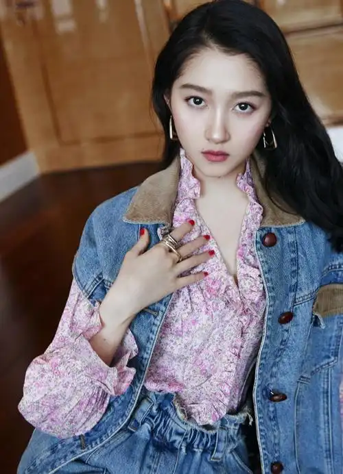 被关晓彤长腿惊艳鹿晗眼中的精神小姑娘简约穿搭也挺美