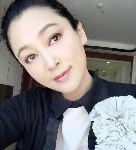 50岁富太陈红的日常奢侈生活, 豪宅华丽, 帅气儿子更是像极了鹿晗