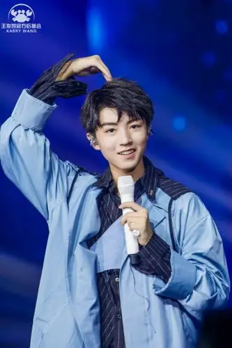 王俊凯练习室比心