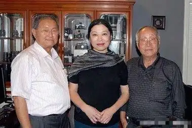 52岁高晓松:乘坐高级豪车,助理在一旁开门,哪有从前的文艺范?