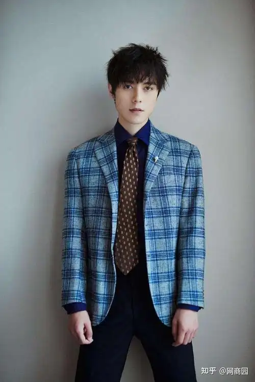 作为歌手张超有着低沉深情的好嗓子,作为演员他有独特的气质与帅气的