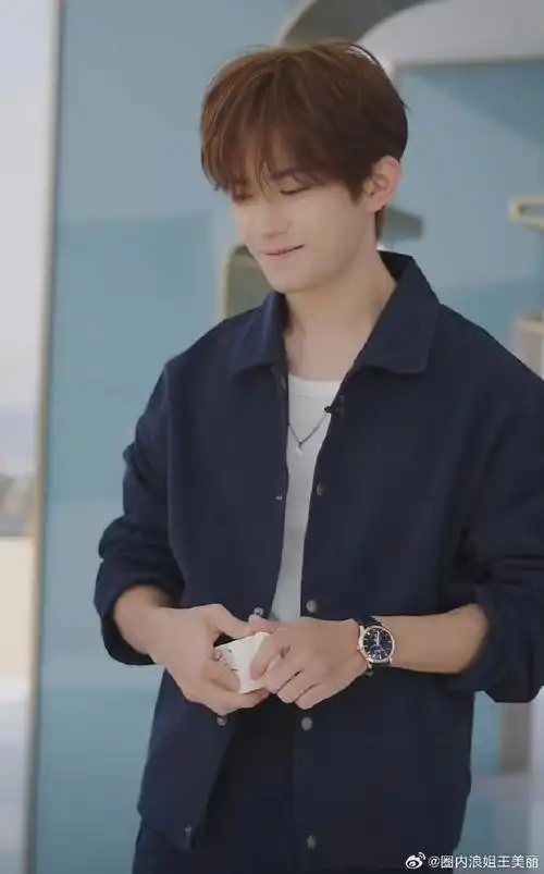 前一秒:霸总登场单手脱口罩  后一秒:可爱胖宝宝试香  #易烊千玺郎