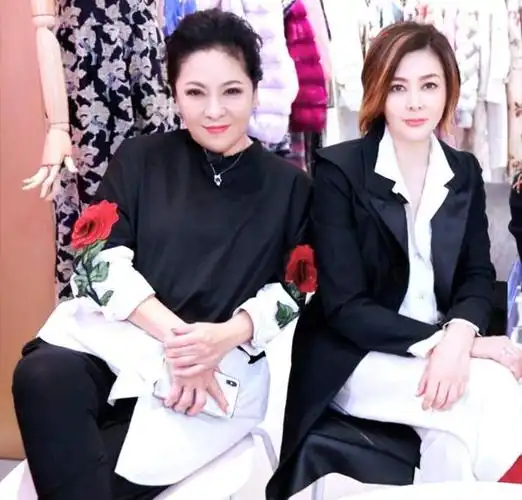 向太否认与关之琳不和,没泼她咖啡,友谊与向佐年龄一样长