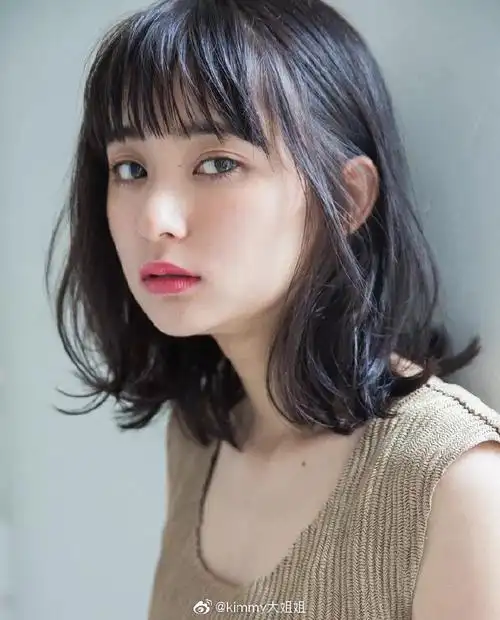 落肩锁骨发9999这个造型应该是十元最经典的发型之一了,随性又