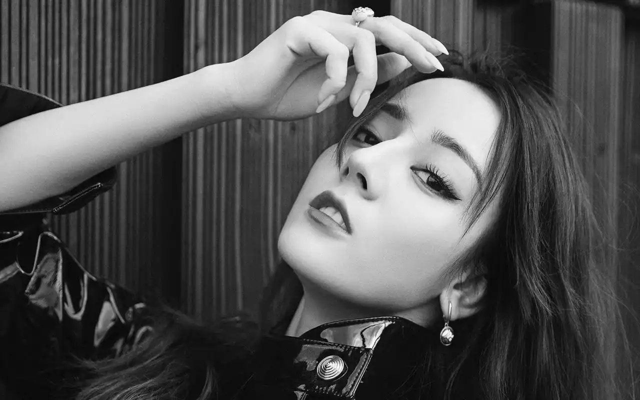 迪丽热巴皮衣性感高清桌面壁纸