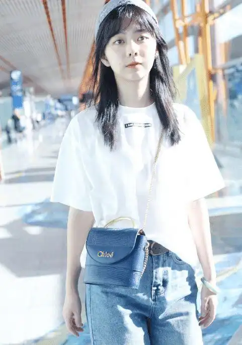 谭松韵真有29岁?白t 牛仔裤清爽又活力,永远都是18岁小姑娘