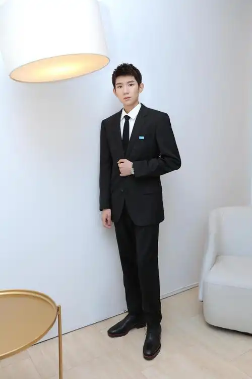 王源黑色西装