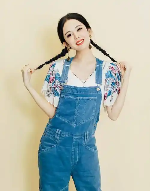 古力娜扎牛仔背带裤甜美可爱,元气满满!_时尚_来自_图片