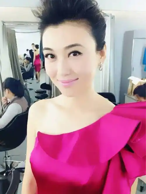 原创高颜值主持人李红天生丽质高挑美丽穿白色薄纱裙太美了