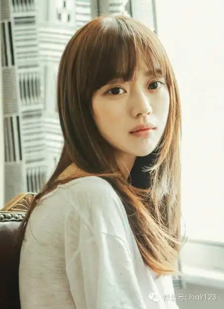 齐刘海中长直发发型1