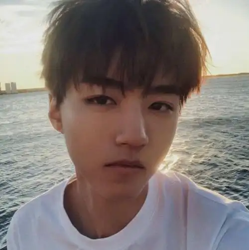 王俊凯素颜照曝光两鬓白发皮肤差到爆网友真怀疑歌迷审美