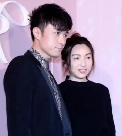 古巨基的老婆原来是她,打扮简单却很耐看,气质丝毫不输女明星|西装