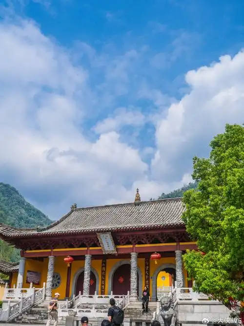 禅寺位于宜春市城南明月山集云峰下,是中国佛教五家七宗第一家的沩