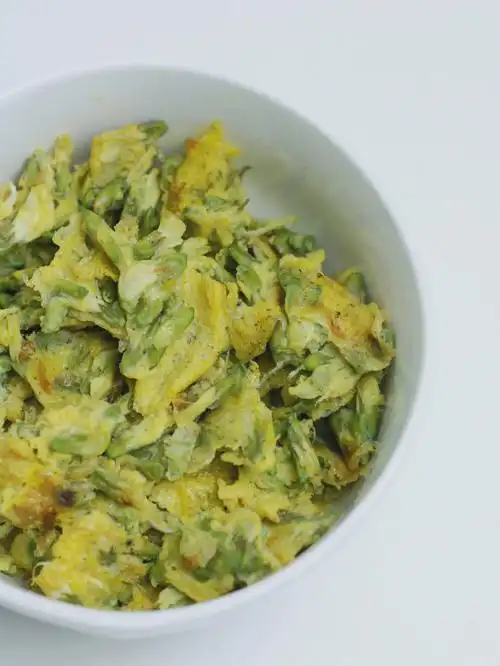 时令美食槐花炒蛋是小王子配色哎