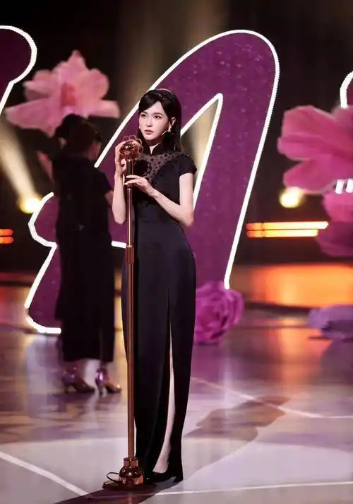 被"唐嫣"的上班图惊艳到!穿旗袍 黑长直发型,复古优雅又迷人