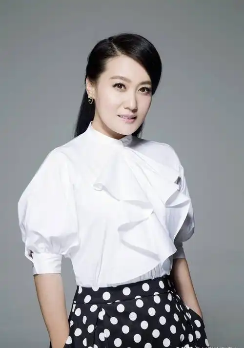 个子高挑的谭晶,中国军旅歌手第一美女