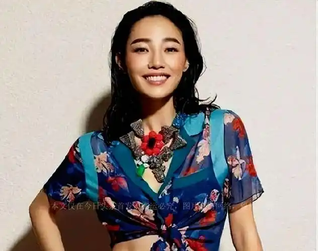 白百何和一名男模在酒店泳池旁亲密的画面,甚至出现了名为"一指禅"的