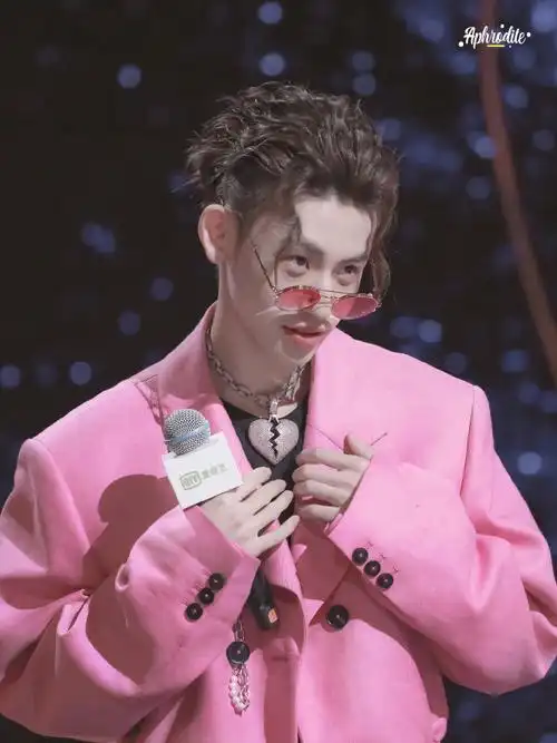 小鬼王琳凯[超话]##小鬼王琳凯跨次元新星##小鬼粉色鬓角