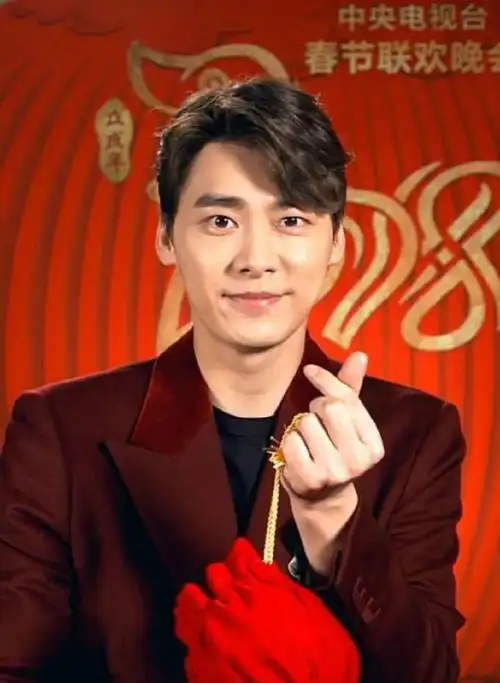 李易峰笑容甜甜的,我羡慕每一个能接近他的人那是我一辈子的梦