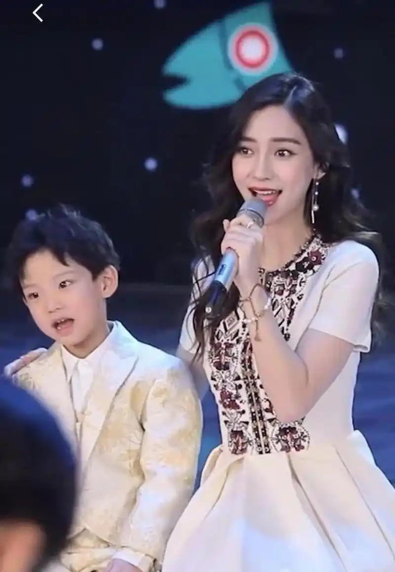 杨颖晒儿子小海绵!  阳光帅气的小海绵遗传了他爸爸妈妈的好基因.