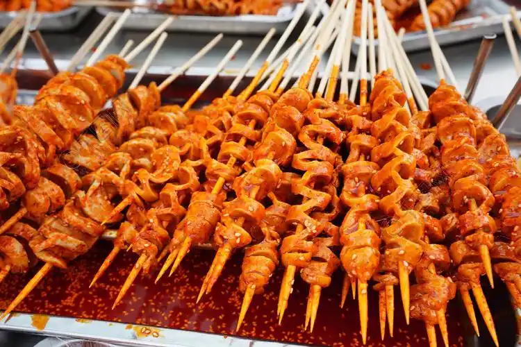 街边小吃烤面筋摄影图