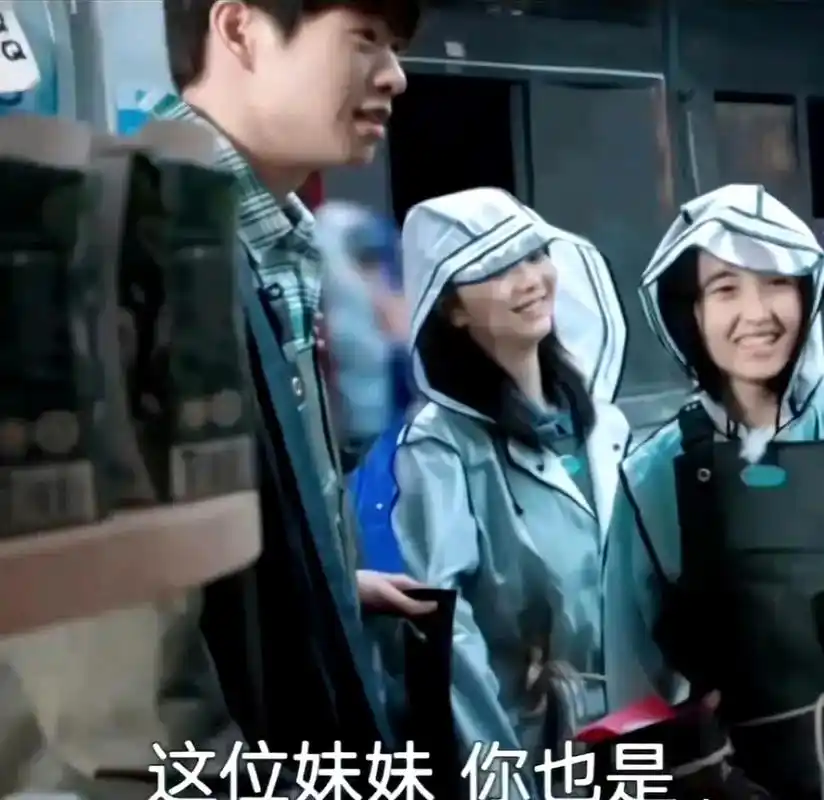 谭松韵当时参加这节目时正逢亲人去世,状态很不好,魏大勋真的很暖心