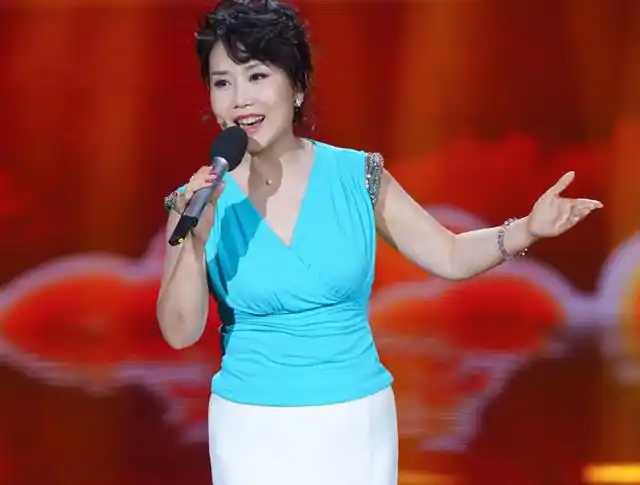 歌手胡月:曾伪造病历骗父亲,如今虽然辉煌不在,但家庭幸福美满