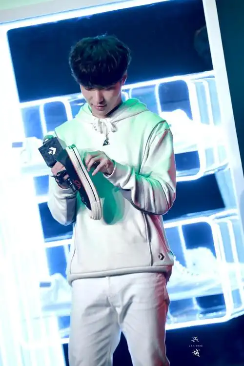 张艺兴[超话]##张艺兴代言匡威