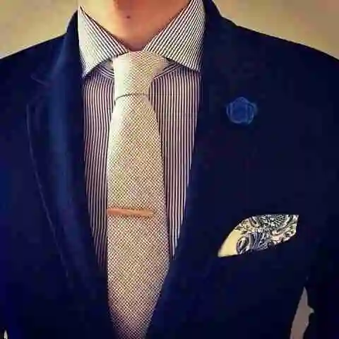 微信西装男卡通头像图片 漫画【点击鼠标右键下载】