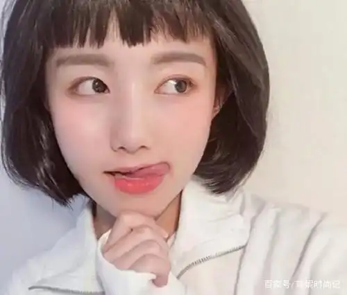 眉上刘海:高额头,眉眼好看 眉上刘海也可以叫做二次元刘海,比一般的