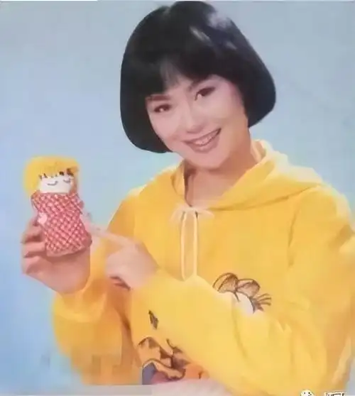 她从中专生变身央视一姐,10年单身背后都是泪水,44岁携子再嫁