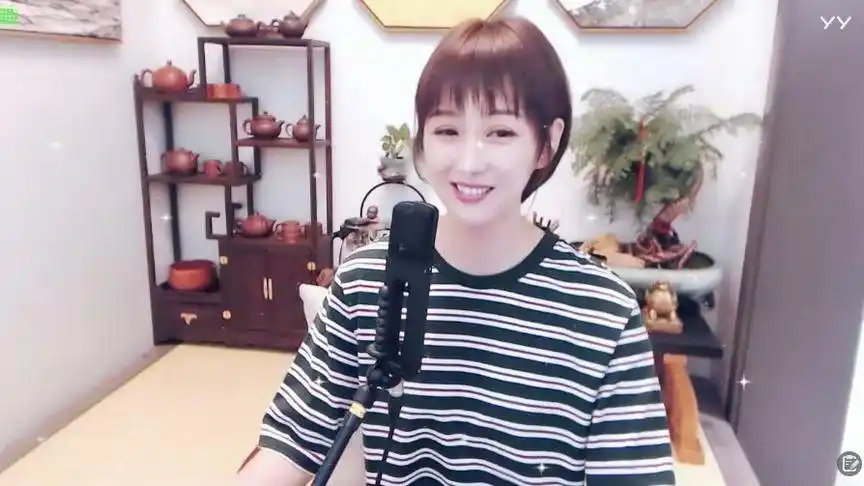 梁红演唱《拥抱你离去》,节奏欢快特别好听,许多人都点唱这首歌